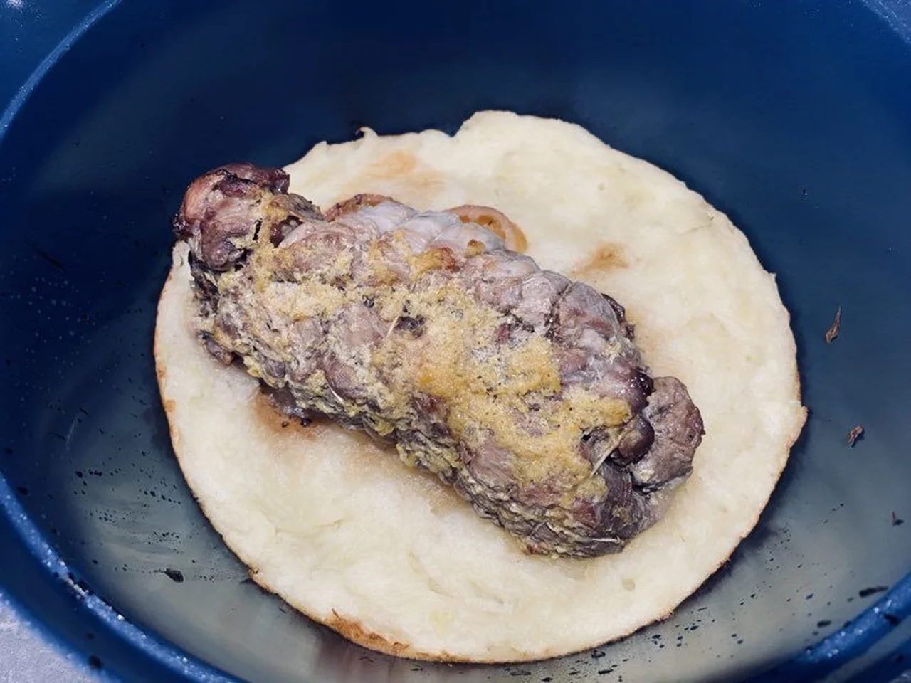 Épaule d'agneau de lait au citron et purée en cocotte