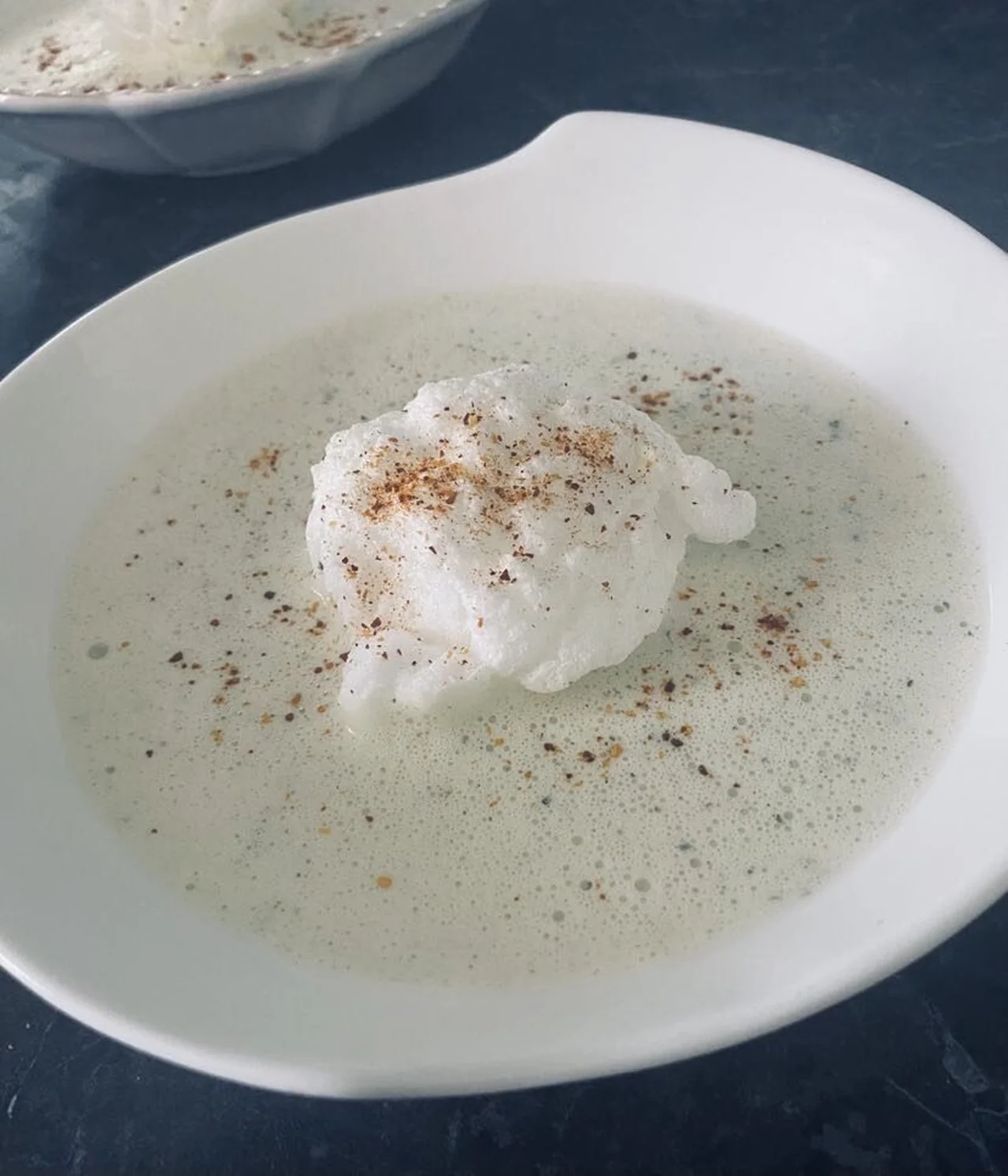 Île flottante aux asperges et poudre d'orties