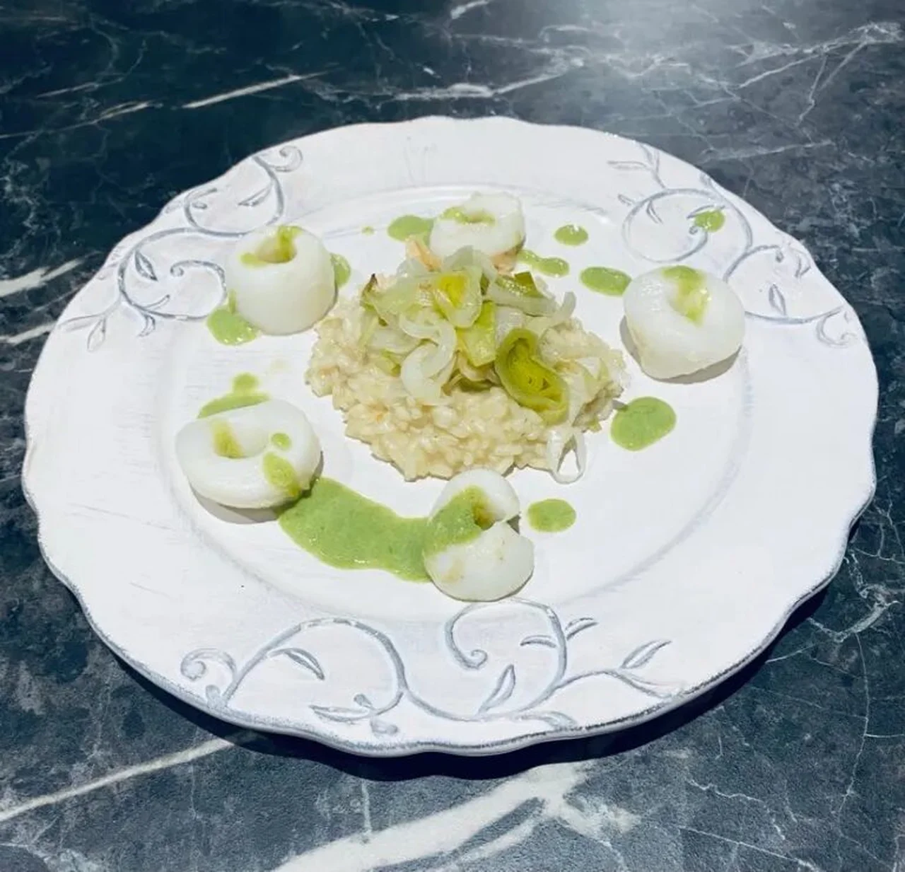 Risotto aux calamars, fondue et lait de poireaux