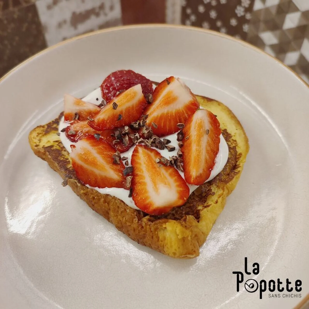 Brioche perdue ricotta fraise grué de cacao