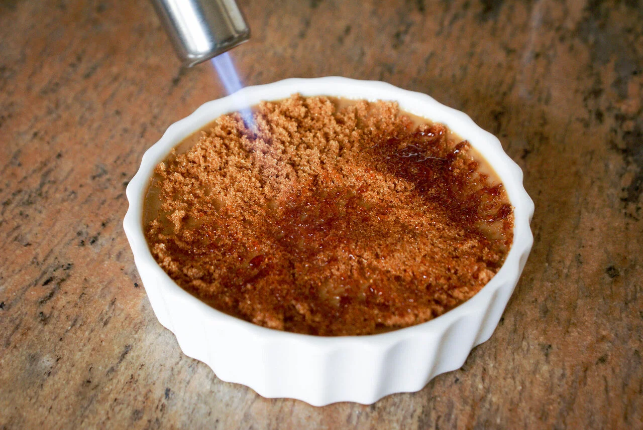 Caraméliser une crème brûlée