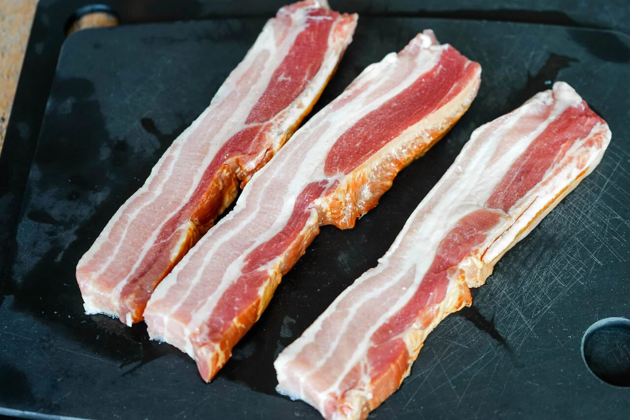 Détailler la poitrine fraîche en lardons