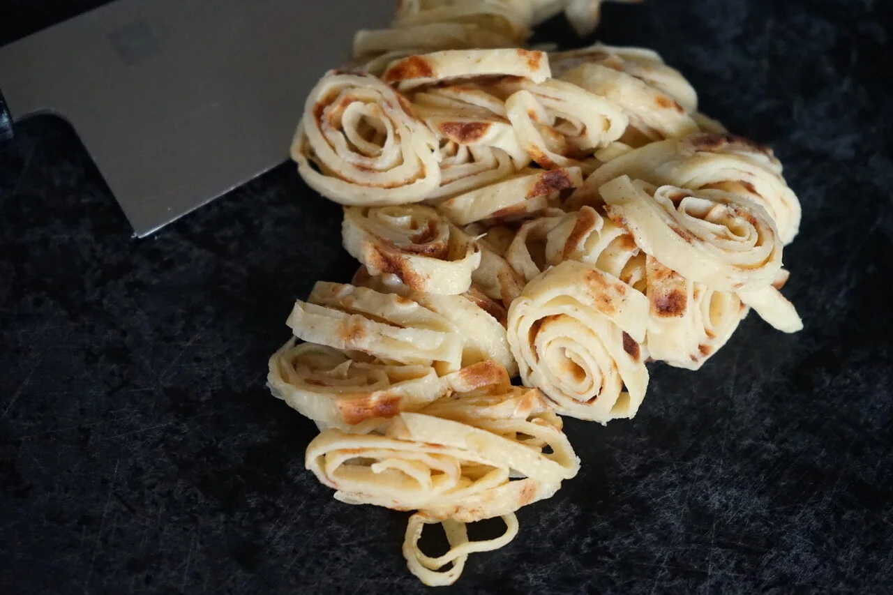 Détailler des crêpes en julienne