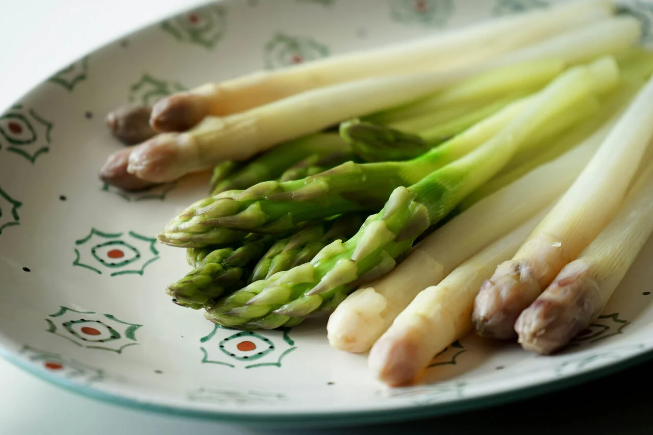 Éplucher et cuire des asperges fraîches