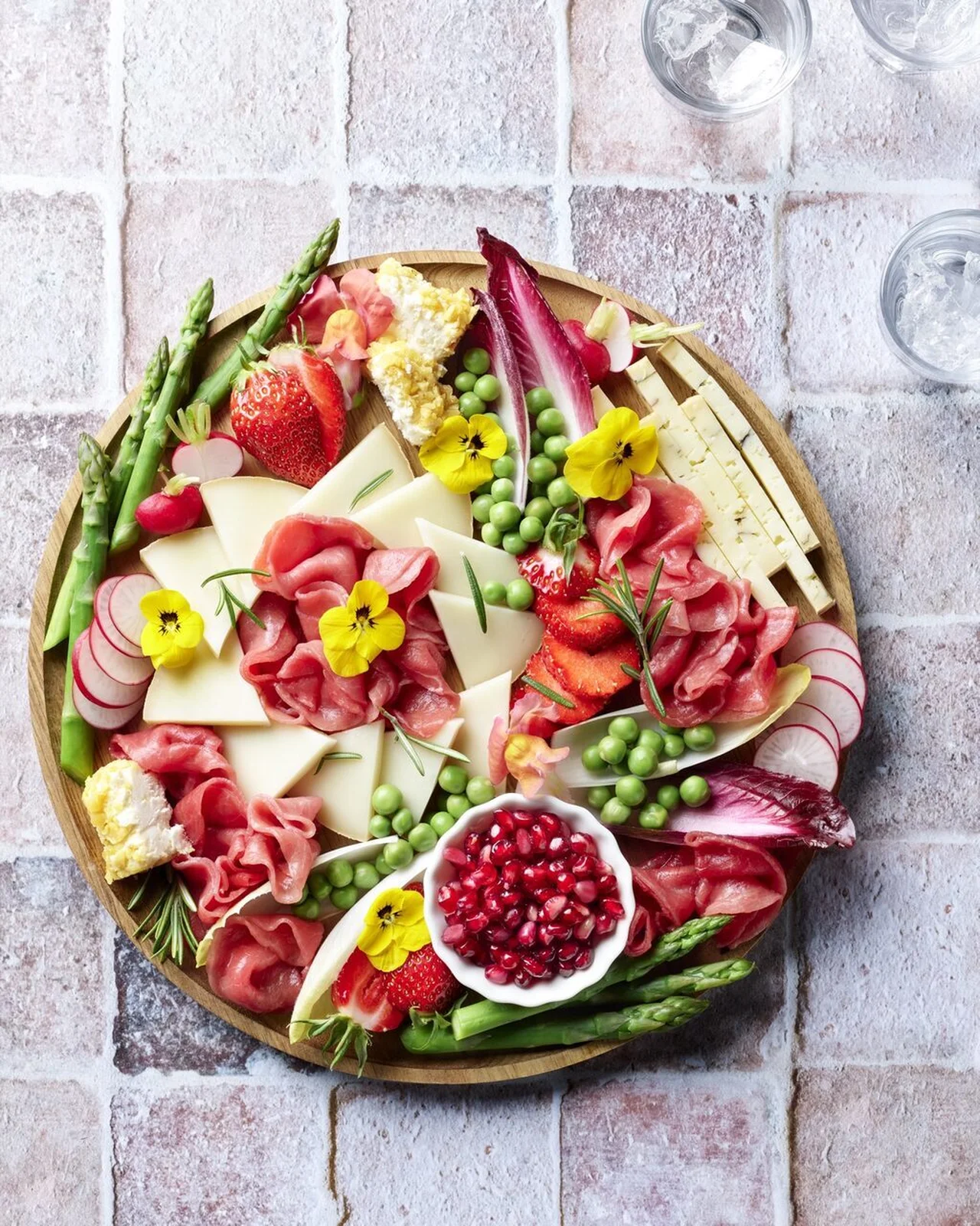 Planche apéritive printanière au carpaccio de bœuf