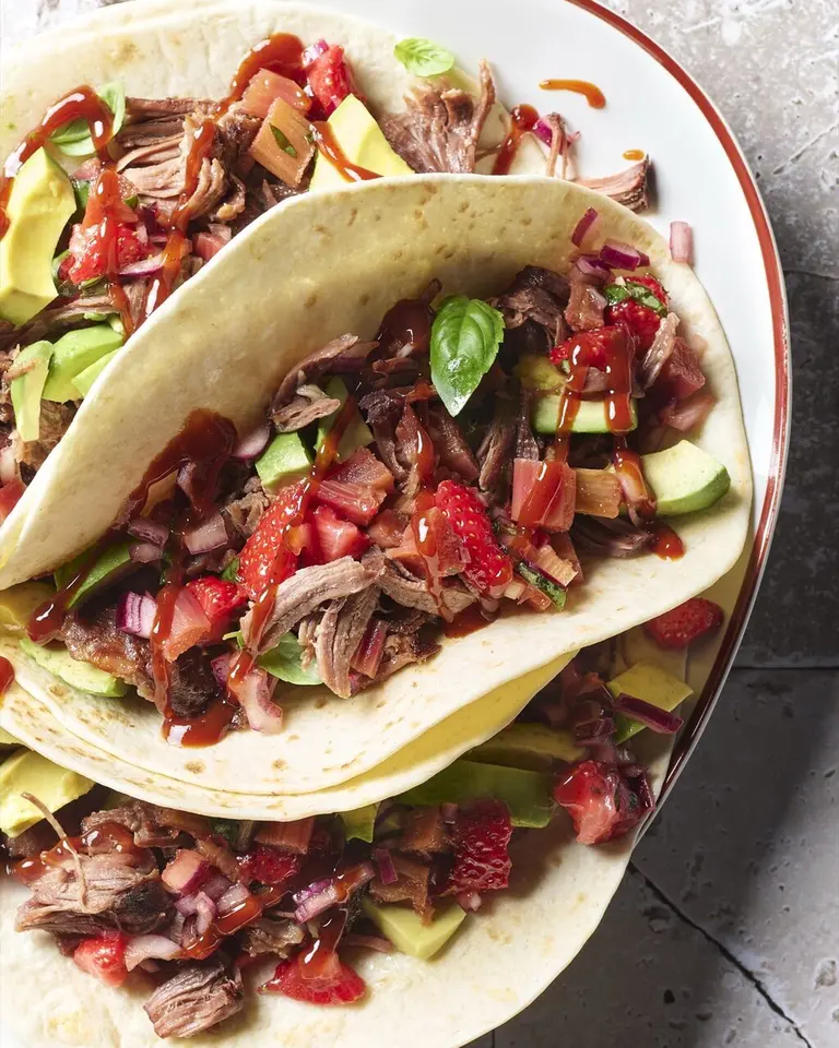 Tacos de paleron de bœuf, sauce fraise-rhubarbe