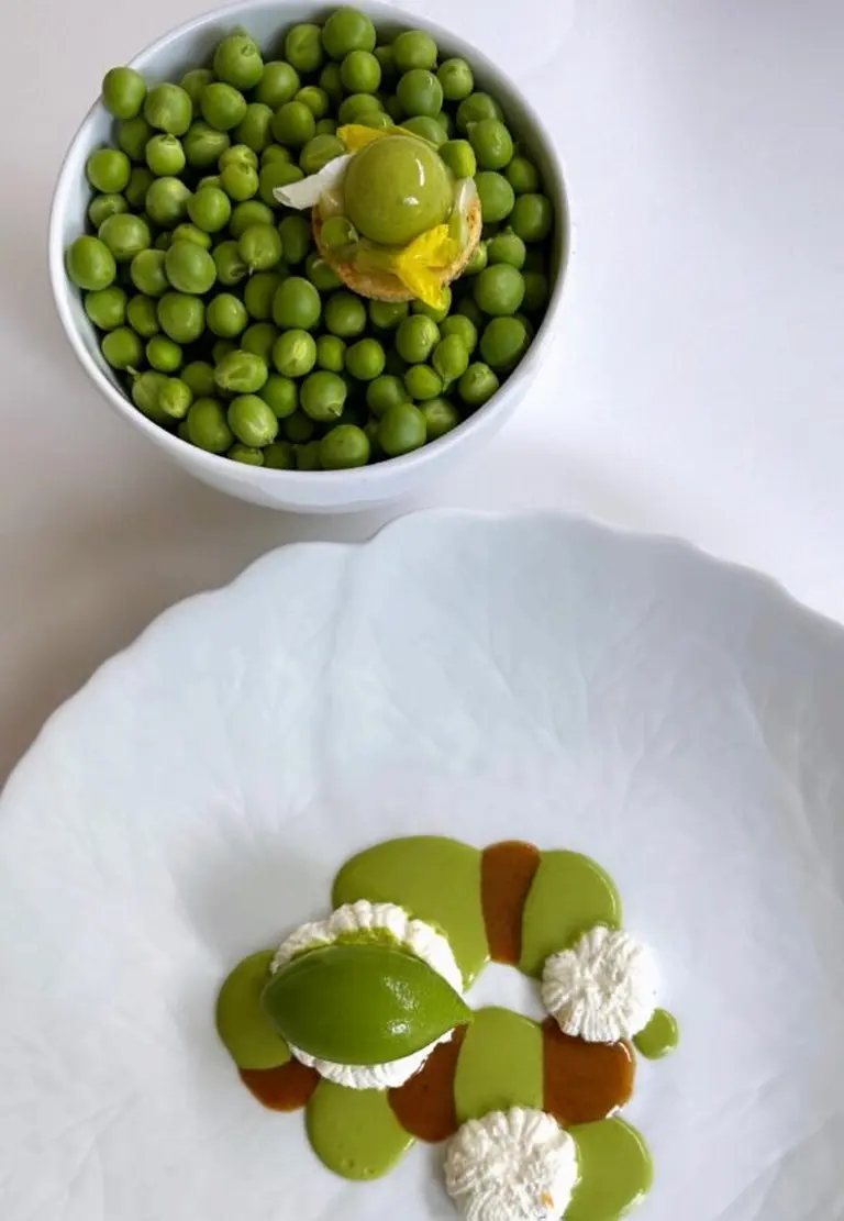 Petit pois, brousse légère et praliné de noisette