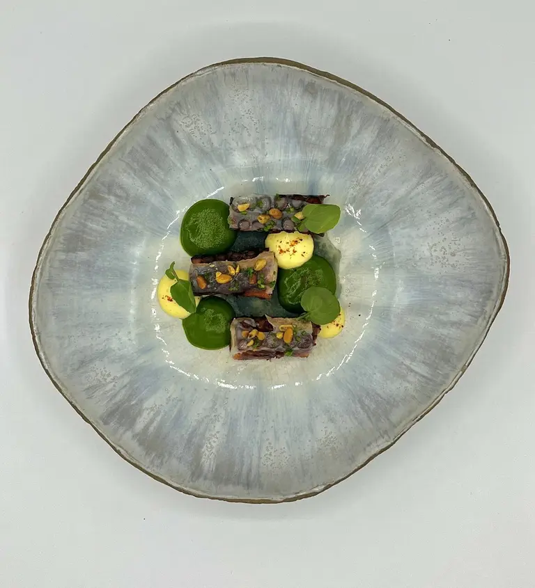 Poulpe en cocotte, sabayon sureau et jus racines
