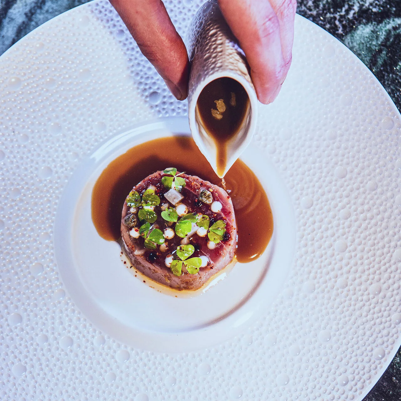 Thon rouge cru confit, raifort, câpres et croustillant