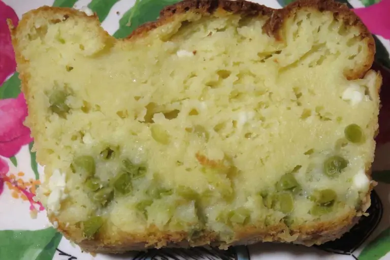 Cake gourmand aux petits pois et à la feta