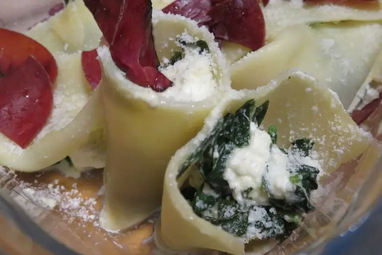 Cannellonis feta et épinards, chips de speck
