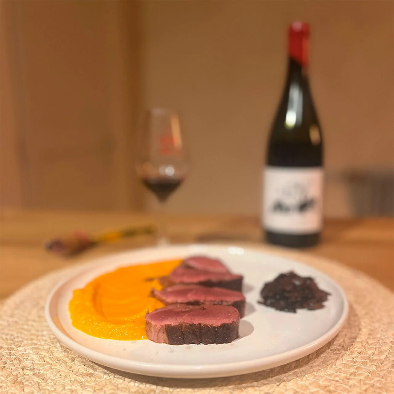 Magret de canard, chutney d'oignons et purée de carottes