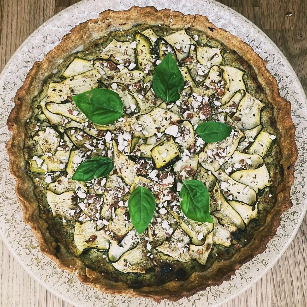 Tarte aux courgettes marinées sur pesto de courgettes