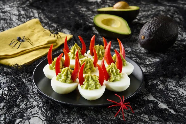 Oeufs mimosa diaboliques à l'avocat