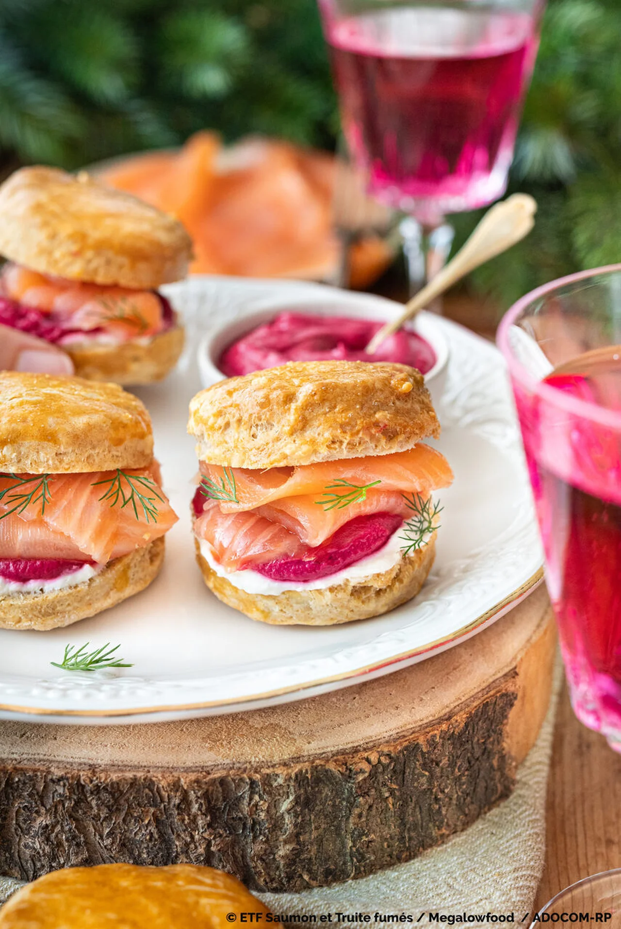 Scones salés au saumon fumé, betterave et fromage frais