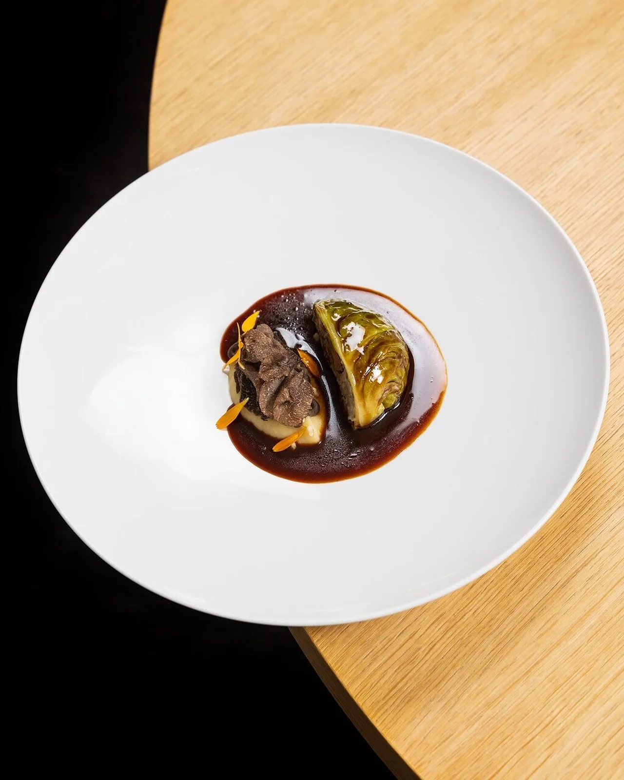 Chou farci au cochon noir, foie gras, compotée de rhubarbe
