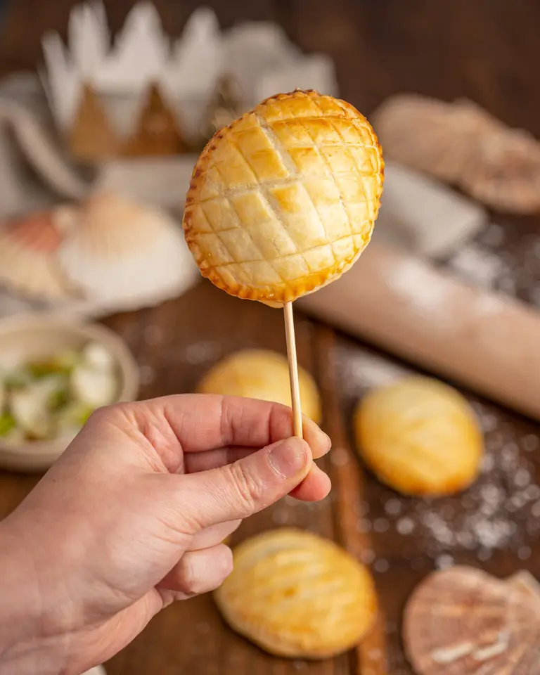 Mini galette des rois Saint-Jacques et fondue de poireaux