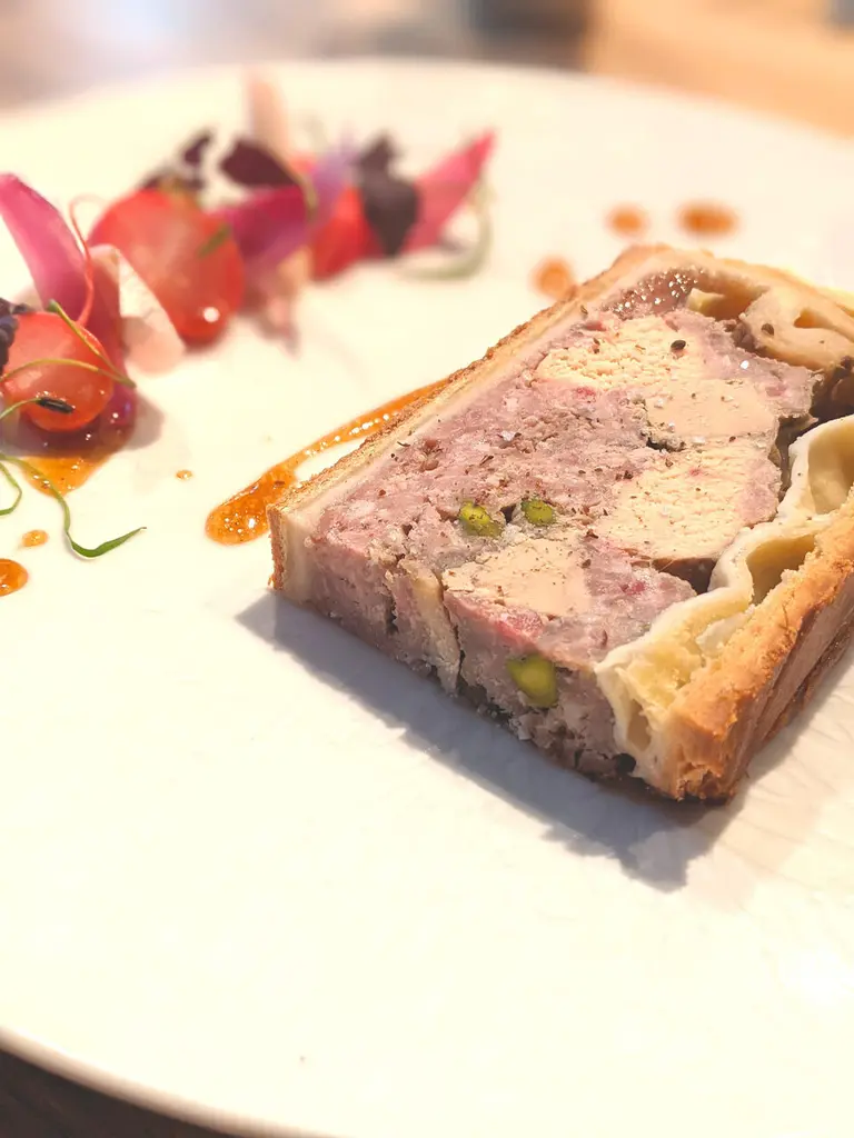 Pâté en croûte de lièvre, foie gras et pistaches