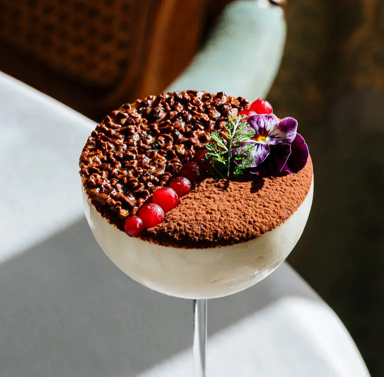 Tiramisu, tuile croquante et crumble au café