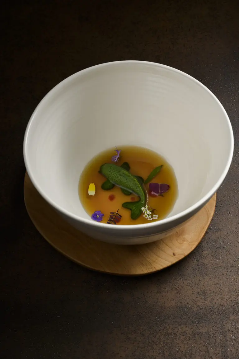 Carpe au bouillon d'herbes sauvages