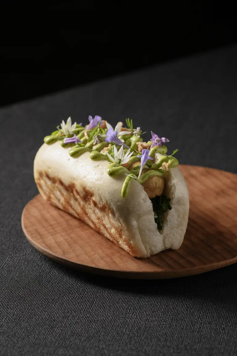 Hot dog de silure aux herbes potagères
