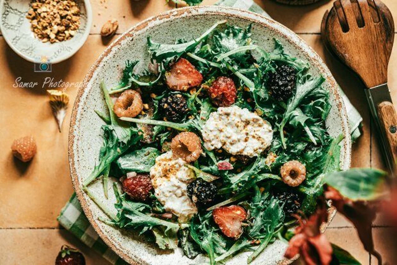 Salade roquette, fruits rouges et burrata
