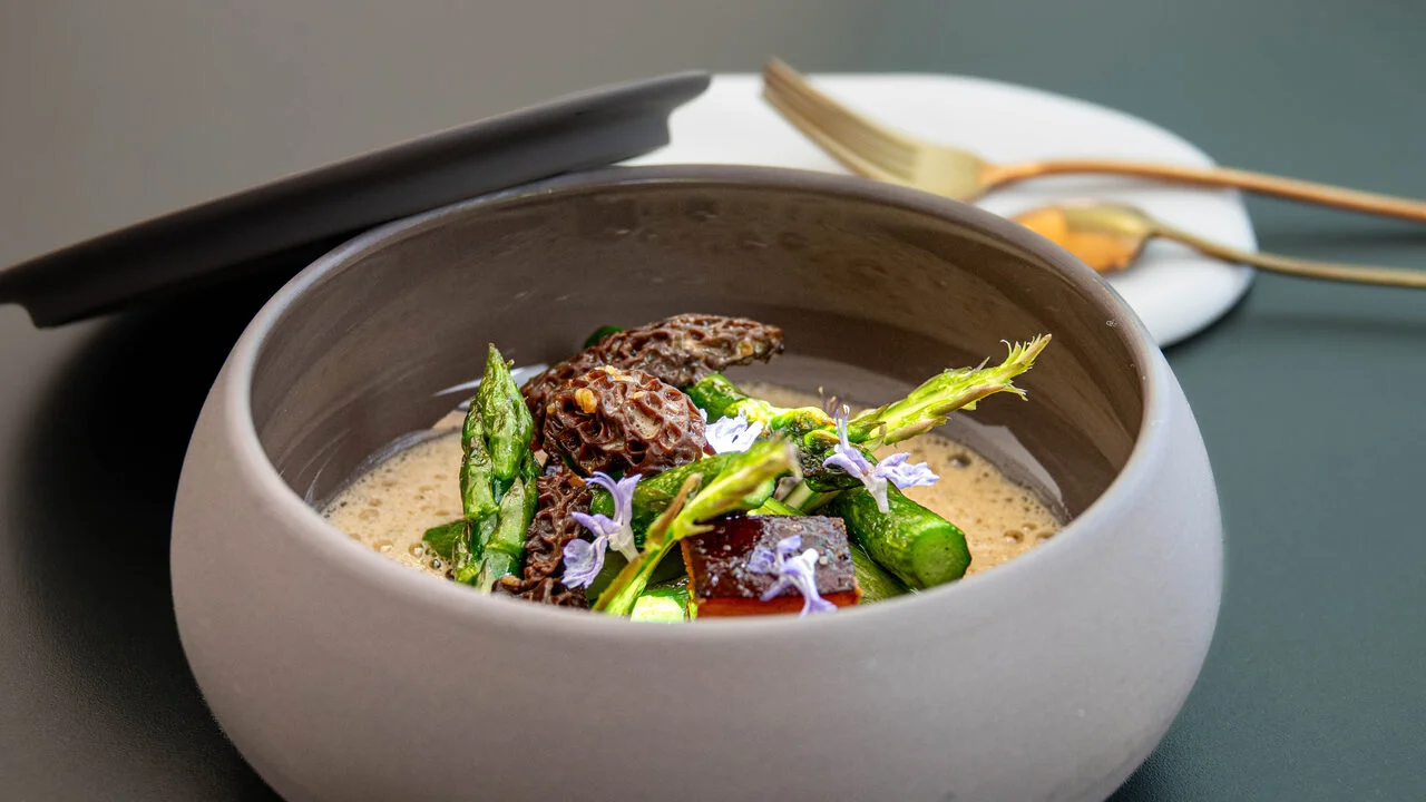 Asperges vertes, morilles à la crème au vin jaune
