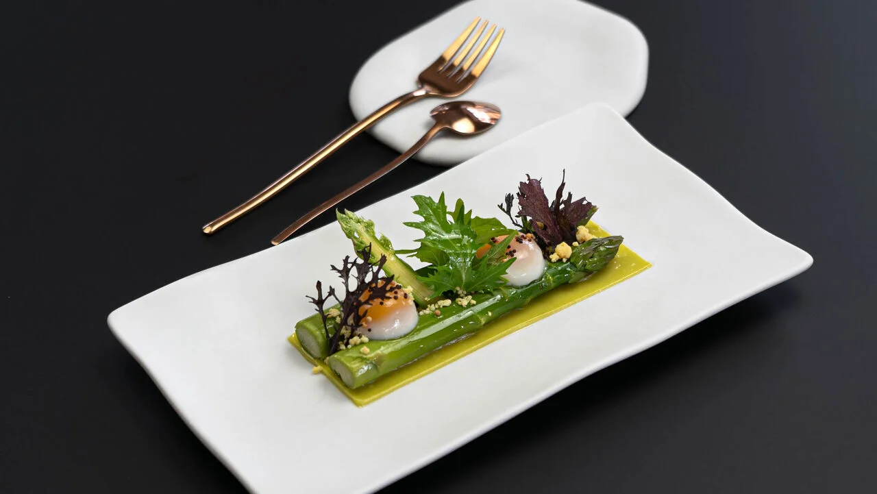 Asperges vertes, jaune fumé, œufs de caille