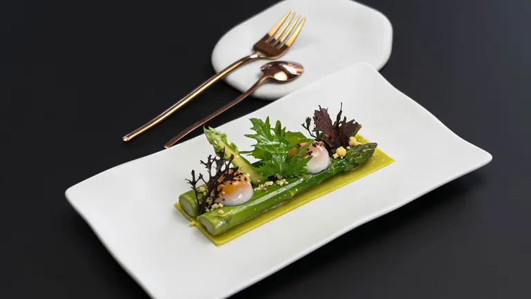 Asperges vertes, jaune fumé, œufs de caille
