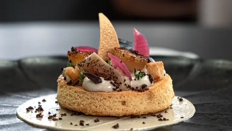 Pissaladière, oignons doux, anchoïade et olives Taggiasche