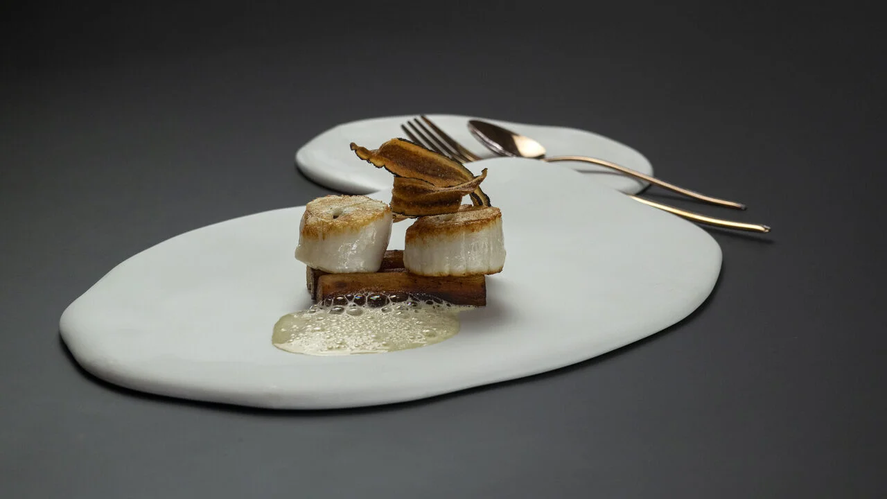 Saint-Jacques à la truffe noire, salsifis rôtis au beurre de truffe