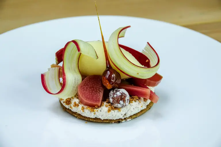 Tartelette à la rhubarbe et noisettes du Piémont