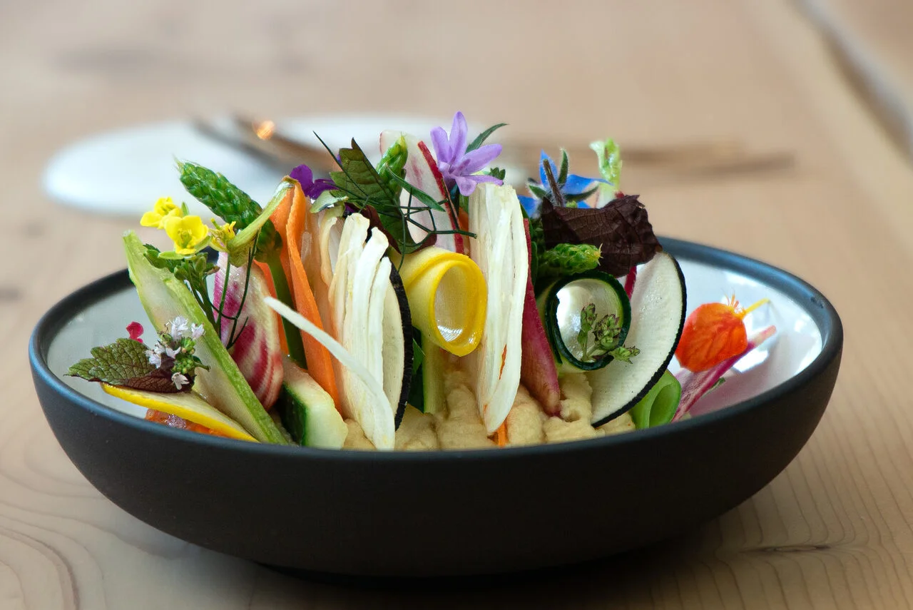 Tartelette de légumes, herbes et fleurs du jardin