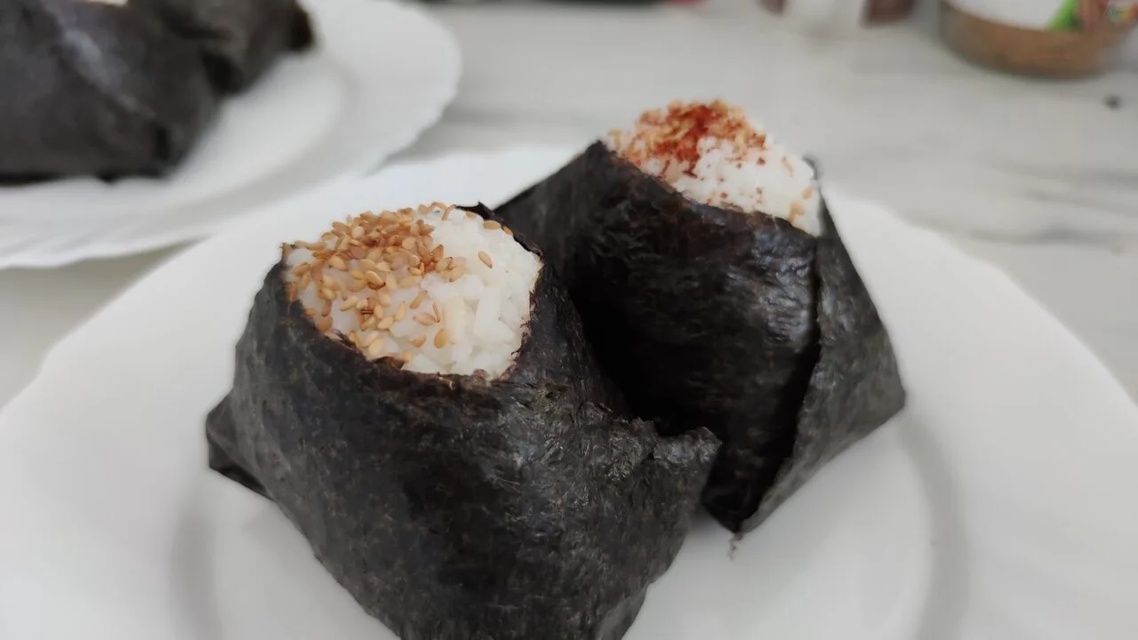 Onigiri thon-mayo et mayonnaise épicée maison