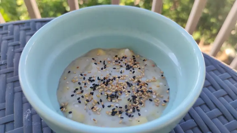 Porridge de perles tapioca, banane, lait de coco