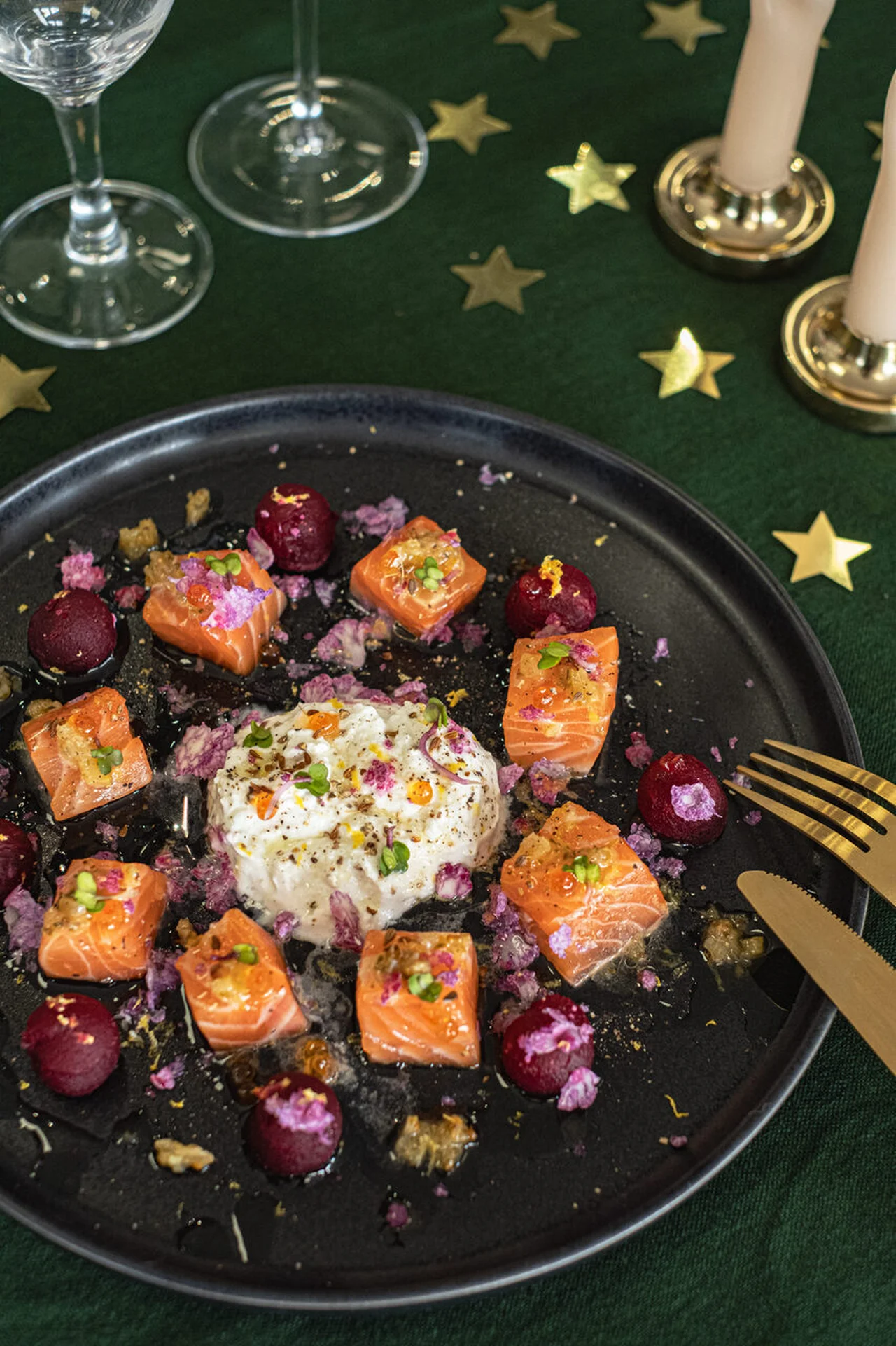 Cubes de saumon marinés, betterave et chou-fleur