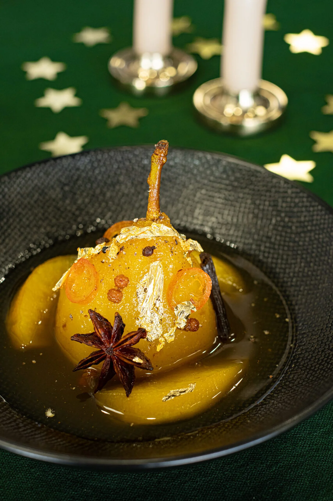 Poires pochées aux épices et curcuma