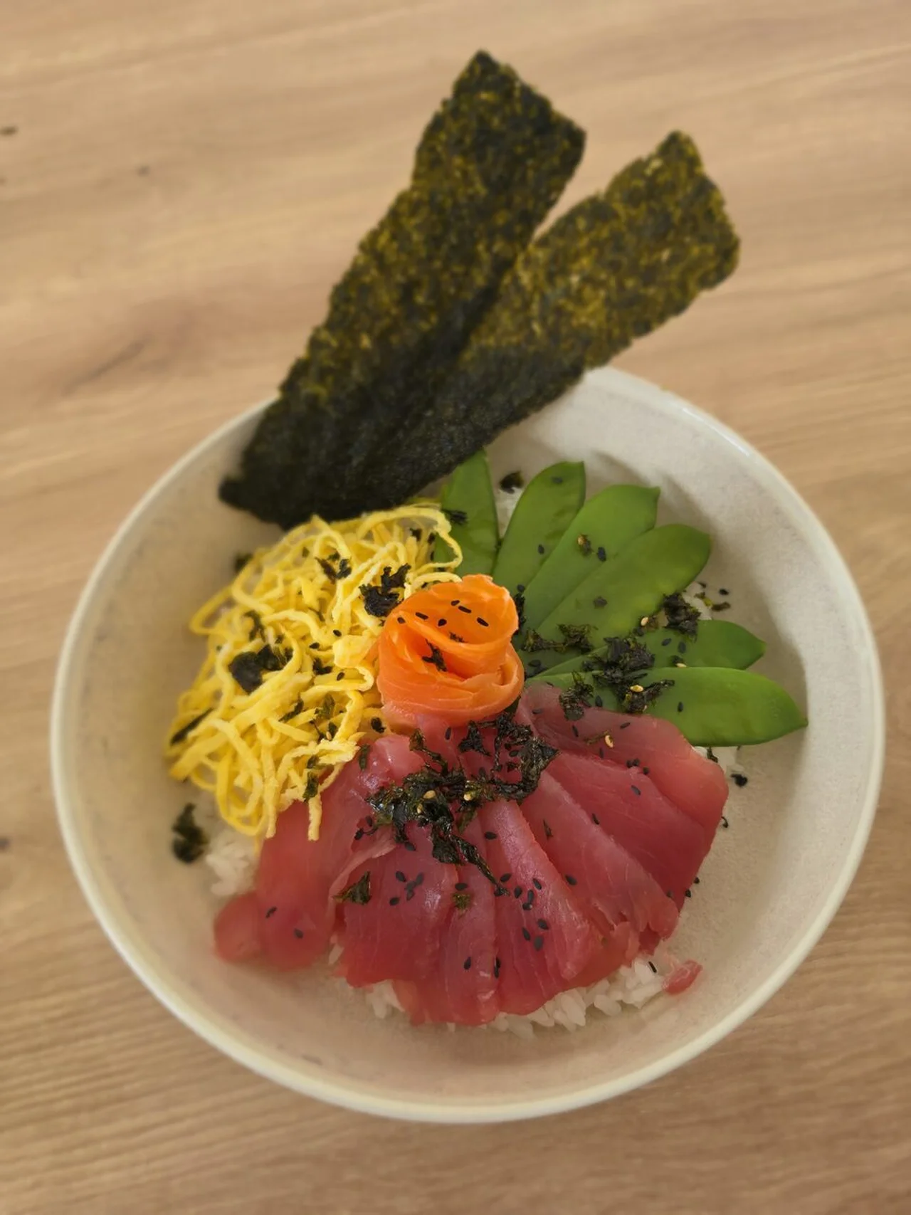 Chirashi sushi