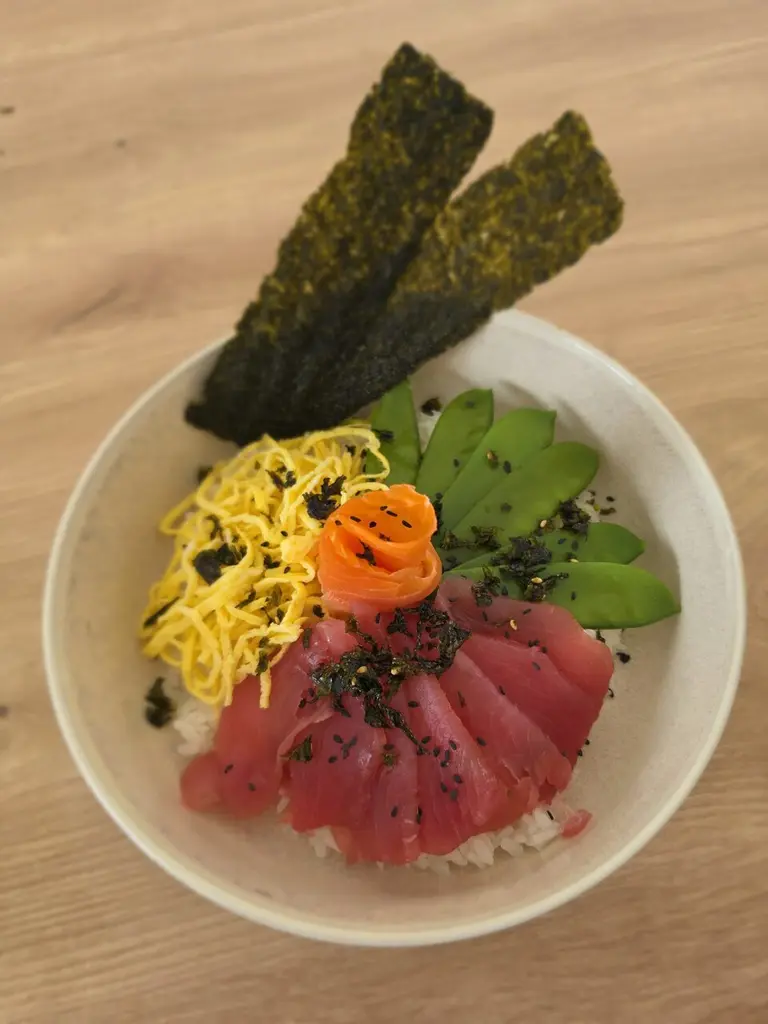 Chirashi sushi