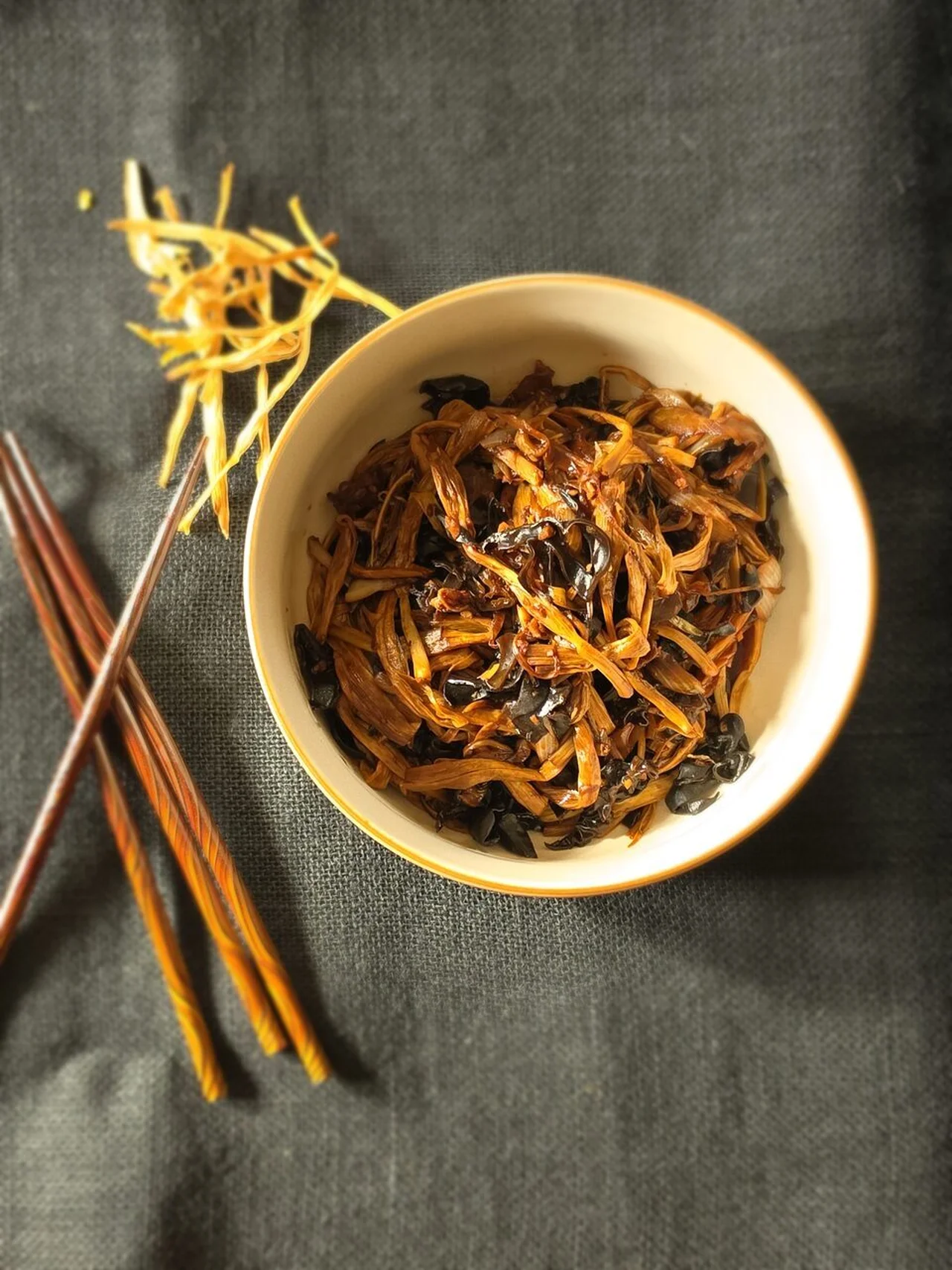 Sauté chinois aux lys séchés