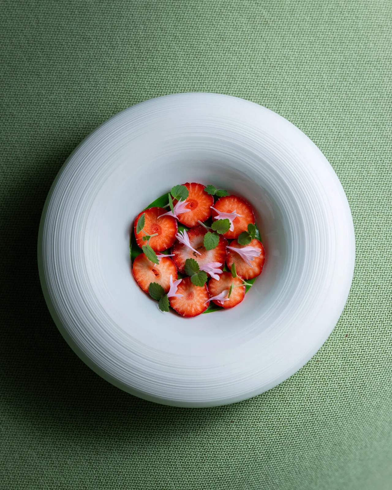 Fraises, brioche perdue et caramel de nori