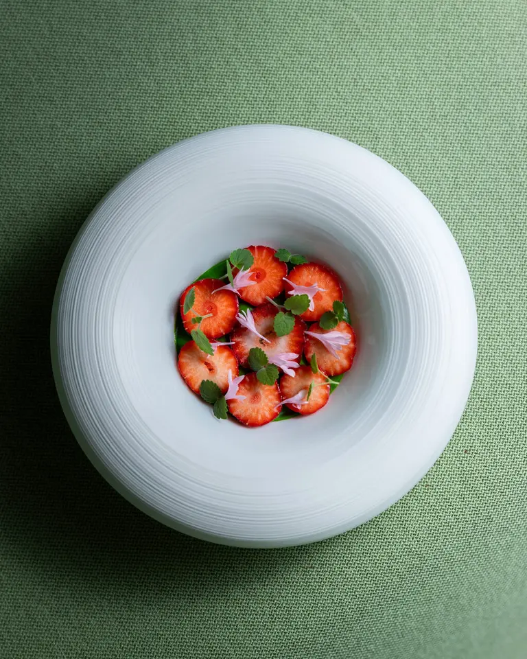Fraises, brioche perdue et caramel de nori