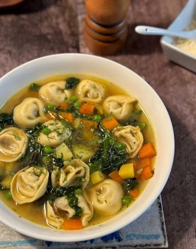 Soupe repas aux tortellinis et légumes