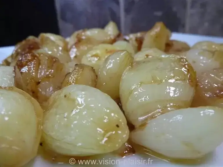 Petits oignons glacés à brun