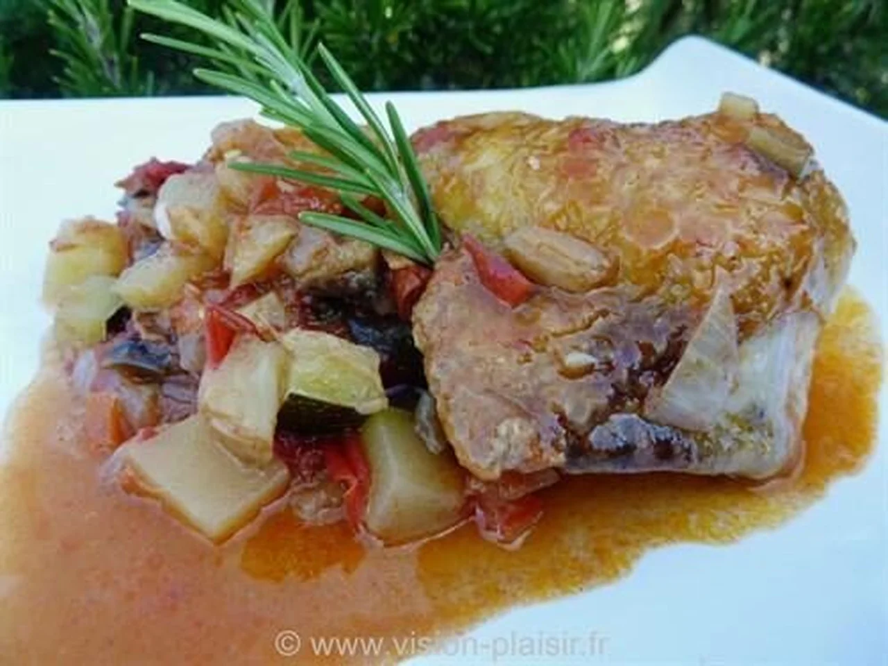Poulet à la brunoise de ratatouille et romarin