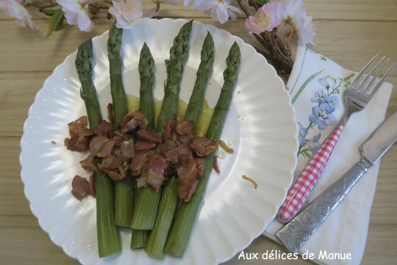 Asperges vertes vinaigrette tiède et poitrine fumée