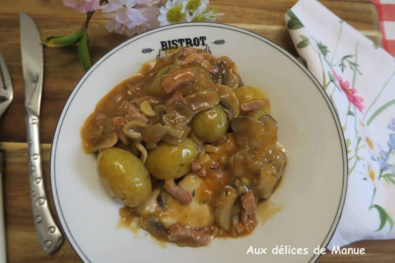 Marmite de poulet, grenaille et champignons en sauce