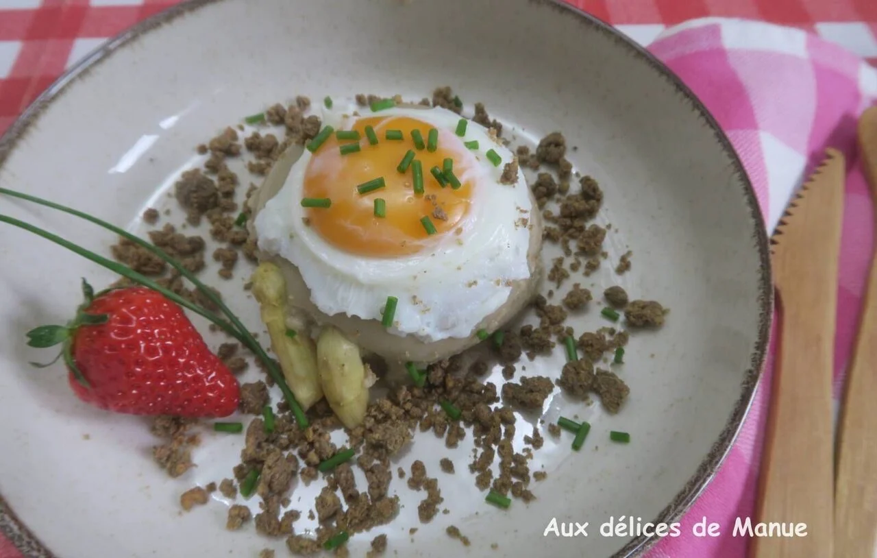 Panna cotta d'asperges au crumble de parmesan et œuf mollet