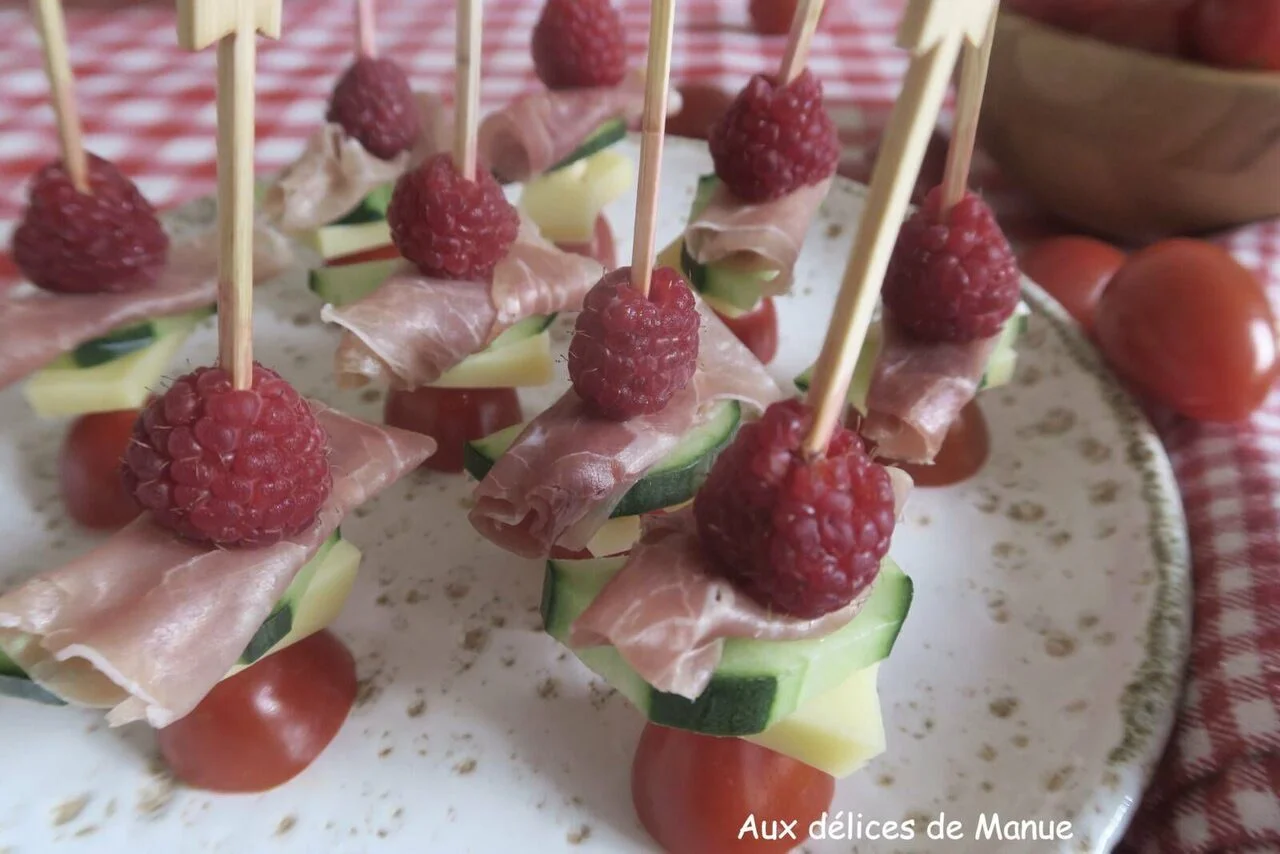 Pics apéritifs légumes, jambon cru, comté et framboise