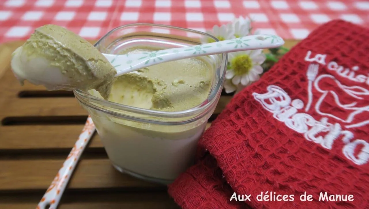 Yaourts à la pistache, raisins secs et lait concentré